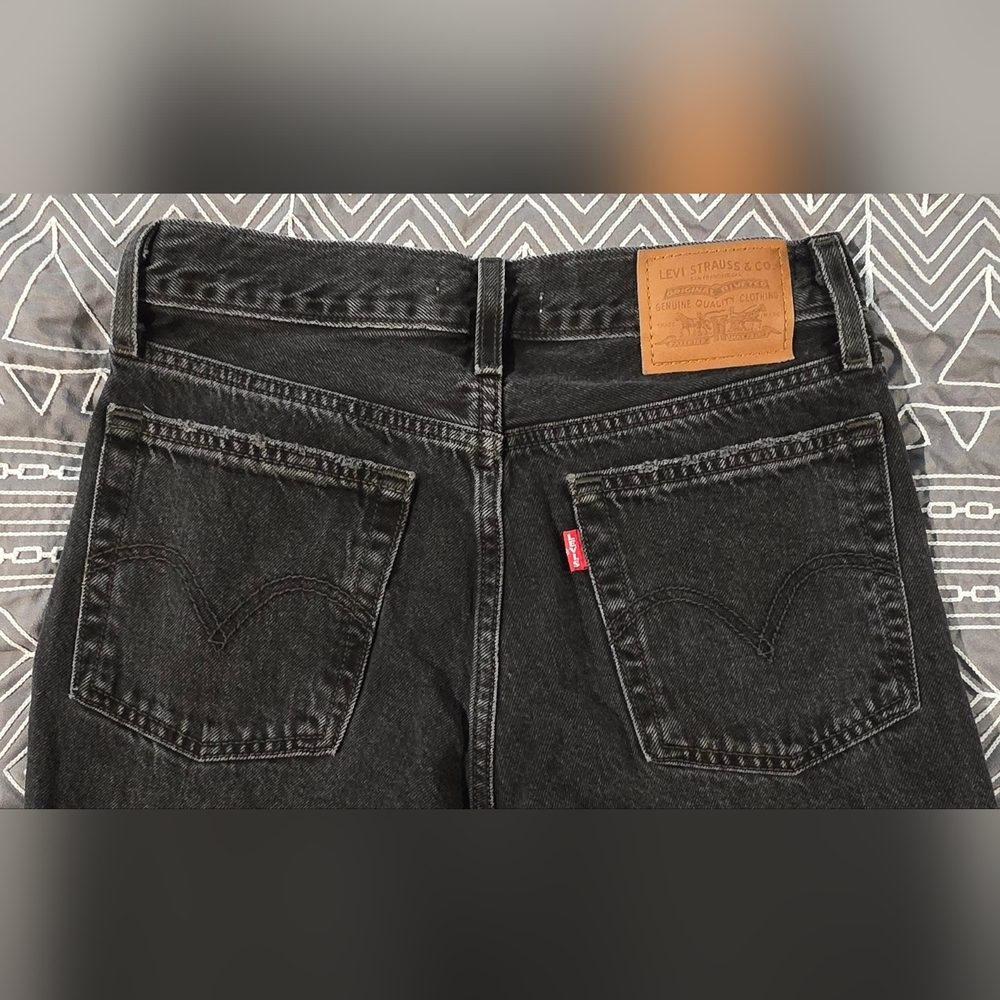 SOLD!!!! Levis Black Wedgie Straight Leg Distressed Raw Hem Jeans Size 26 - Picture 4 of 10